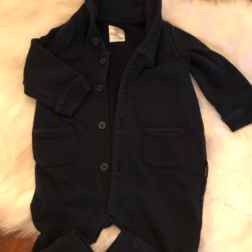 GAP BABY PLAY  ROMPER SIZE 6-12 MONTHS COTTON POLYESTER LONG SLEEVED BUTTON UP